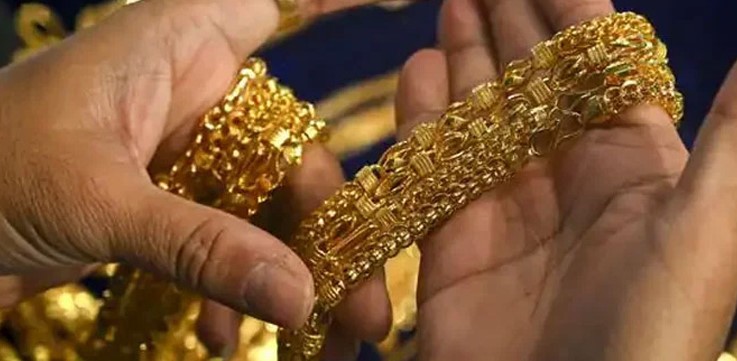 Gold prices have increased dramatically, buying a tola of gold has now become a dream Gold prices have increased dramatically, buying a tola of gold has now become a dream