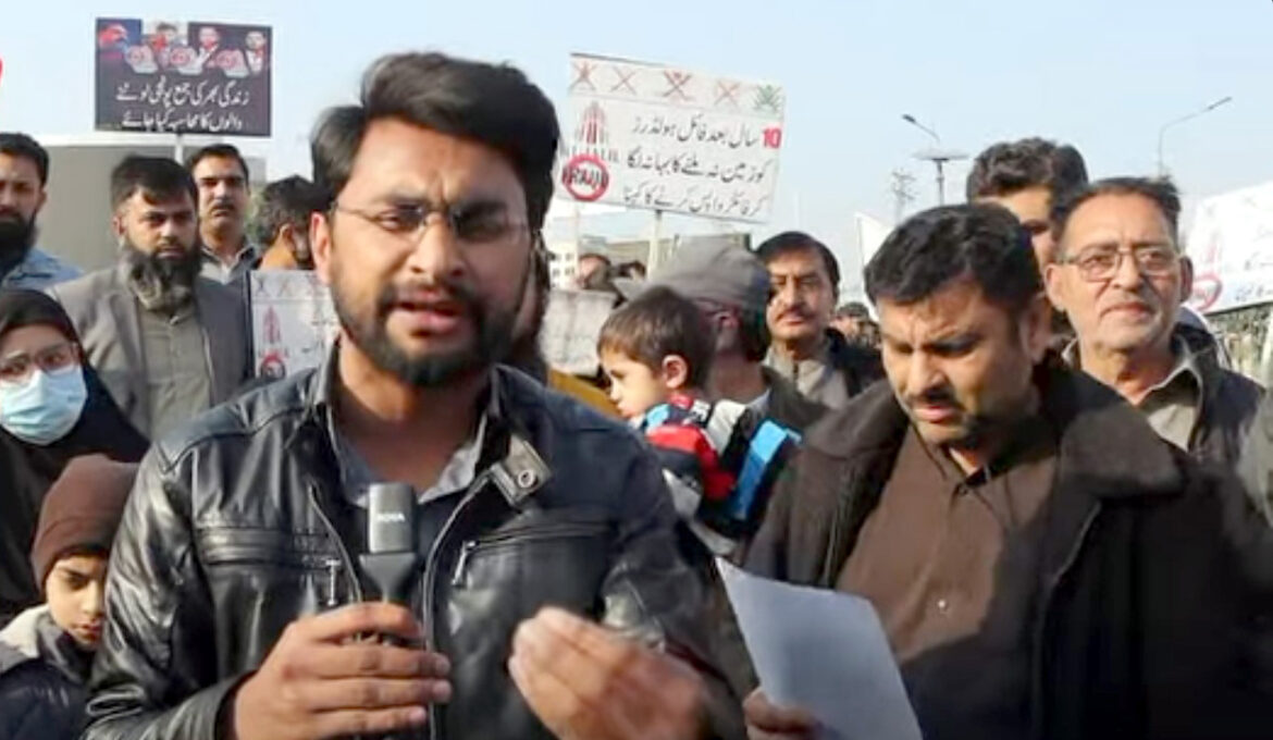 Al Jalil Developers defrauded us of billions of rupees, thousands of victims protested in Liberty Market