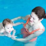 بچوں کو کم عمری میں تیراکی سکھائیں، حیران کن فوائد سامنے آگئے