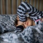 بچپن کی بے خوابی، جوانی کا ڈپریشن؟ نئی تحقیق نے خطرے کی گھنٹی بجا دی